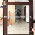 Porta frontal de madeira maciça com vidro superior e porta de entrada de design de grelhas para casa
